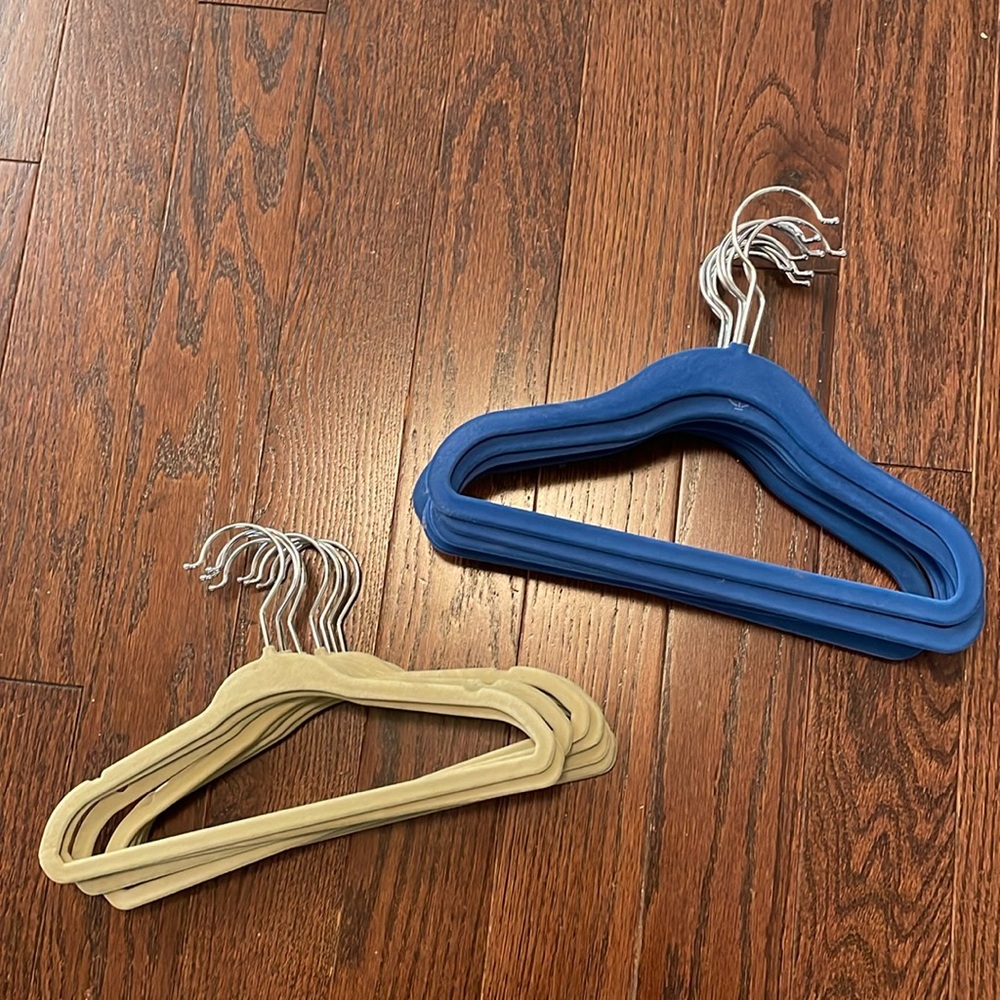 Kids’ slim velvet hangers